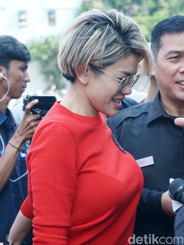 Nikita Mirzani Nikita Mirzani saat ditemui di studio Trans TV.