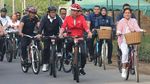 Serunya Jokowi-Iriana Bersepeda di Candi Borobudur