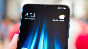 Kamera depan untuk selfie ditempatkan di bagian notch layar dengan sensor 20 megapixel yang dibekali bermacam fitur AI dan opsi pengenalan scene. Foto: Android Central