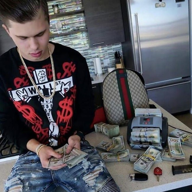 Obat-obatan itu dirancang agar terlihat seperti resep penghilang rasa sakit, Oxycontin yang banyak dipakai di seluruh Amerika Serikat. Tetapi, sebenarnya mengandung fentanil yang sangat kuat dan mudah overdosis, bahkan merenggut nyawa 20.000 orang di AS pada 2016. Setelah ketahuan, Wyatt mengaku bersalah atas tuduhan konspirasi penyelundupan narkotika, memiliki senjata api, dan pencucian uang. Foto: Instagram