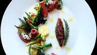 Makanan yang satu ini tampak seperti kebun yang ditumbuhi aneka pepohonan. Padahal ini olahan daging yang disajikan dengan aneka sayuran. Foto: instagram @cook_basti1