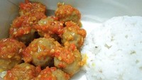 Meski kerap disantap sebagai camilan, tapi tampaknya ada juga yang menjadikan pentol mercon ini sebagai lauk. Kayaknya enak juga nih dimakan pakai nasi.  Foto: instagram