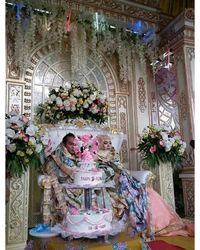 Penampilan pengantin yang bikin heboh karena berkalung uang