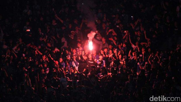 Persib Buka Puasa, Pendukung Rayakan dengan Flare
