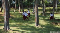 Sejumlah siswa SD terlihat bermain di taman.