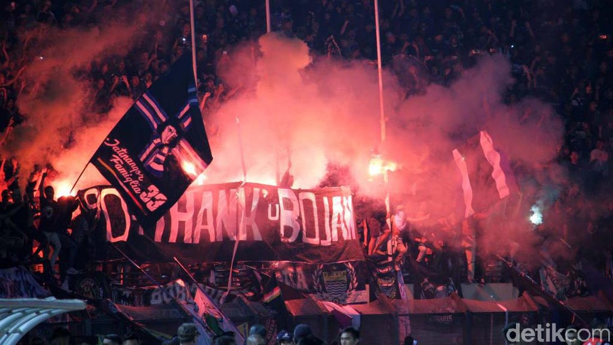 Suporter Persib Bandung merayakan kemenangan atas PSS Sleman dengan menyalakan flare (Wisma Putra/detikSport)