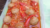 Limpahan sambal galak jadi pelengkap pentol mercon. Sambalnya kelihatan sangat banyak nih, berani makan? Hati-hati sakit perut ya. Foto: instagram