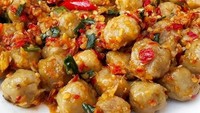 Pentol mercon biasanya terbagi menjadi dua versi yakni ada yang terbuat dari bakso sapi tapi ada juga yang terbuat dari aci mirip cilok. Tapi persamaannya adalah lumuran sambal yang pedasnya bikin melek.  Foto: instagram