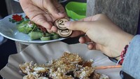 Belanja di Pasar Minggu, Lombok Utara traveler tidak boleh memakai uang rupiah, tapi koin kayu. Tersedia koin kayu dengan nominal 10, 5 dan 2,5. (dok. Disbudpar KLU)
