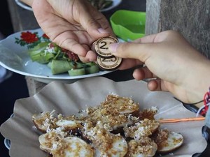 Jangan Kaget, Jajan di Pasar Ini Bayarnya Pakai Koin Kayu