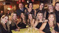 Hangout bersama teman-temannya, Sofia memilih santai sambil menikmati minuman. Tampaknya ini rekan sesama model ya, semuanya tampil cantik dan elegan.  Foto: instagram @sofiavergara