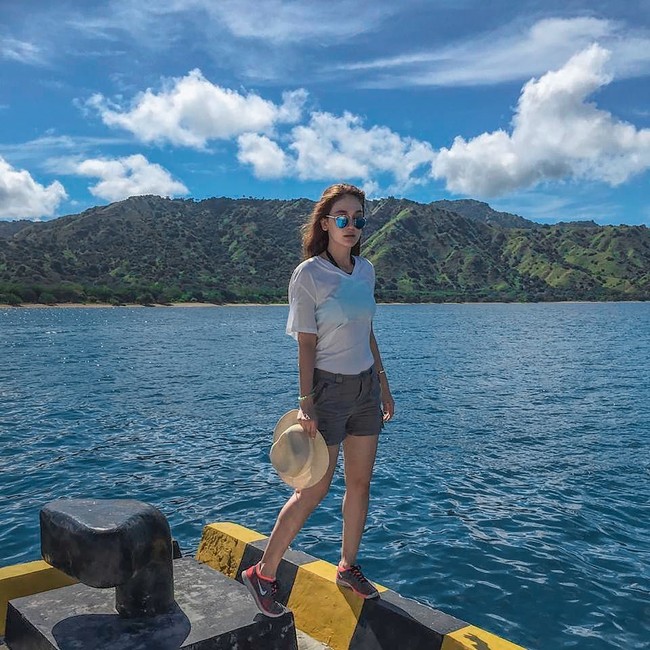 Tak selalu berlibur ke tempat-tempat mewah. Mantan kekasih Reino Barack itu juga kerap wisata alam. Ia pun tak ingin tampil repot. Kaus, celana pendek dan sneakers menjadi busana ternyaman untuk liburan.  Foto: Instagram @lunamya