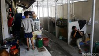 Beberapa pedagang beristirahat di kios-kios yang belum ditempati para pedagang korban kebakaran.