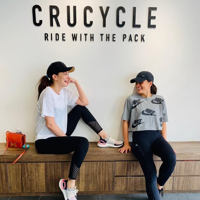 Di tengah aktifitasnya yang sibuk, Luna Maya masih menyempatkan berolahraga. Inilah penampilan bintang film Suzzanna: Bernapas dalam Kubur itu menggunakan kaus saat berolahraga.  Foto: Instagram @lunamya