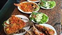 Selain itu juga ada olahan ikan yang dimasak dengan resep berbega, lengkap dengan lalapan. Ini tampilannya. Foto: Istimewa