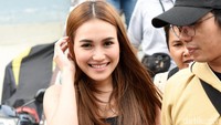 Ayu tampak tersenyum ke arah awak media. Pool/Noel/detikFoto.