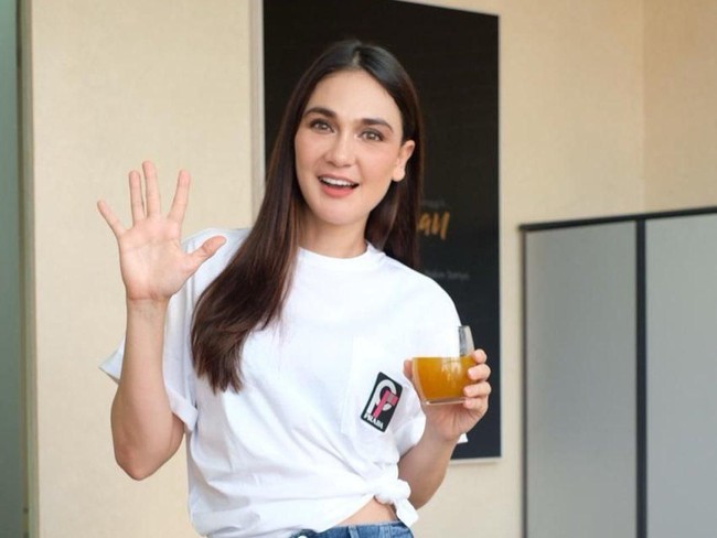 Luna Maya tidak selalu tampil cetar. Artis yang baru berulang tahun ke-36 itu tampak lebih sering tampil kasual, bahkan tak segan memakai kaus oblong.  Foto: Instagram @lunamya