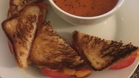 Ternyata dengan menambahkan irisan tomat pada sandwich dapat membuat tekstur dan rasanya menjadi lebih baik saat dimakan. Foto: Istimewa