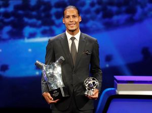 Ungguli Messi dan Ronaldo, Van Dijk Pemain Terbaik Eropa 2018/2019