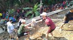 Potret Pulau Sampah di Kalibaru Dibersihkan