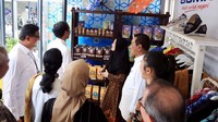 Presiden Joko Widodo, didampingi Direktur Utama BRI Suprajarto dan Direktur Mikro dan Kecil BRI Priyastomo, menyempatkan diri menyapa nasabah binaan Bank BRI, Rendang Uni Adek dari RKB BRI Bukittinggi setelah resmi membuka Halal Park di Jakarta (16/04). Rendang Uni Adek merupakan nasabah BRI sejak 2016 dan menjadi UMKM binaan RKB Bank BRI sejak tahun 2018. Produk Rendang Uni Adek saat ini sudah diekspor ke luar negeri dan telah dipasarkan melalui IndonesiaMall supported by Bank BRI serta media sosial seperti Instagram. Istimewa/BRI.