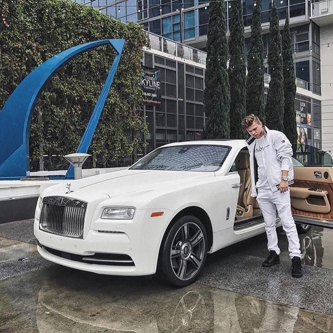 Setelah menghabiskan sekitar satu tahun menjual pil online, Wyatt telah mengumpulkan uang tunai $ 21.000 atau Rp 297 juta, jam tangan Silver Royal Offshore dengan berlian, kalung emas dan berlian Bitcoin, dua batangan emas dan ribuan dolar dalam cryptocurrency. Foto: Instagram