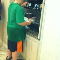 Tamu serakah yang mengambil minuman ringan memakai satu ember kecil. Takut kehausan? Sebaiknya ambil secukupnya menggunakan gelas yang telah tersedia. Foto: Dok. BoredPanda