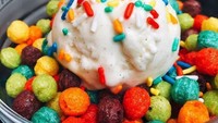 Ternyata sereal warna-warni adalah topping terbaik untuk sajian es krim yang jarang dilakukan penjual es krim. Foto: Istimewa