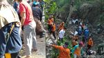 Potret Pulau Sampah di Kalibaru Dibersihkan