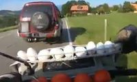 Waduh! Pemotor Ini Lempar Telur dan Tomat ke Mobil yang Menghalanginya