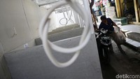 Kabel-kabel listrik menjuntai di dalam kios. 
