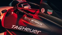 Dalam pengembangannya, insinyur Porsche belajar dari mobil LMP1 yang dipakai balapan Le Mans. Dalam balapan Formula E, sasis dan baterainya standar semua, namun tenaga penggerak dikembangkan oleh pabrikan. Istimewa/Porsche.