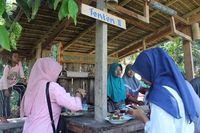 Jangan Kaget, Jajan di Pasar Ini Bayarnya Pakai Koin Kayu