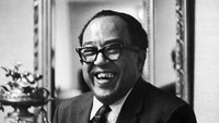 Kemudian ada sastrawan Langston Hughes yang juga dituding karena pernah berkunjung ke Rusia, ia pun membantah hal tersebut dan mengurangi tulisan yang membahas soal politik. Hulton Archive/Getty Images