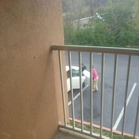 Netizen mem-posting ulah beberapa tamu yang mencoba menyelundupkan kulkas milik hotel ke mobil. Ini sudah bisa dibilang tindakan pencurian. Foto: Dok. BoredPanda