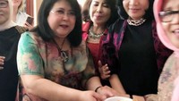 Seperti yang satu ini, dengan memegang makanan dalam piring mungil, ini cara Elza Syarif rayakan hari ulang tahunnya. Foto: Istimewa
