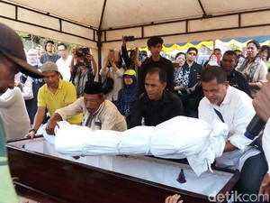 Duka di Pusara Pupung dan Dana yang Dihabisi Aulia