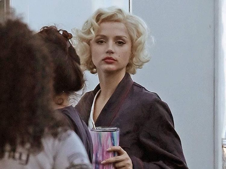 Penampilan Ana de Armas yang Mirip Banget Marilyn Monroe