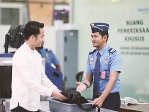 Kenapa Harus Mengeluarkan Laptop Saat Pemeriksaan di Bandara? Ini Alasannya