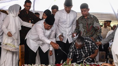Jenazah Ibunda SBY Dimakamkan di TPU Tanah Kusir