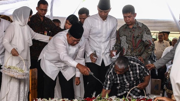 Jenazah Ibunda SBY Dimakamkan di TPU Tanah Kusir