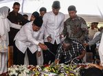 Haru Pemakaman Ibunda SBY di TPU Tanah Kusir