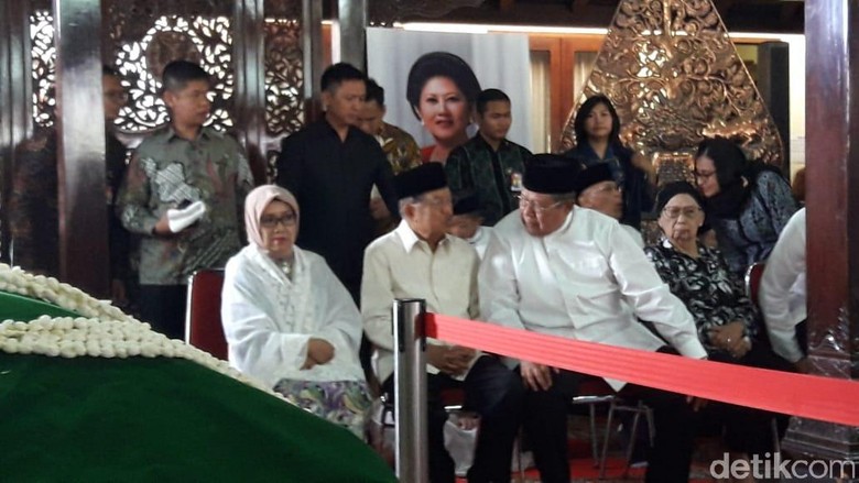Melayat Ibunda SBY, JK Datang ke Puri Cikeas