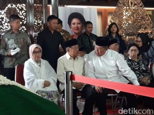 Melayat Ibunda SBY, JK Datang ke Puri Cikeas