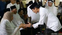 Sandiaga Uno pun menghampiri SBY, yang tampak duduk di pendopo. Sandiaga bersalaman dan berpelukan dengan SBY. Namun Sandiaga tak lama berada di lokasi. Saat ini ia telah meninggalkan pendopo Puri Cikeas.