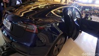 Tesla Model 3 mengusung konsep mobil masa depan yang modern. User Interface yang disematkan futuristik dan tersedia kamera mundur yang tidak hanya menampilkan kejernihan visual yang mumpuni, tetapi juga dapat menampilkan jarak antara kendaraan dengan objek dalam satuan ukuran sentimeter.