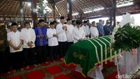 Sebelum diberangkatkan ke TPU Tanah Kusir, jenazah ibunda SBY disalatkan di pendopo Puri Cikeas, Bogor. Salat jenazah dipimpin mantan staf khusus SBY, Ahmad Yani Basuki. Selain SBY, ada Agus Harimurti Yudhyoyono (AHY) dan Hatta Rajasa.