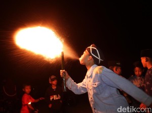 Tradisi 1 Muharam di Bandung: Aksi Semburkan Api dan Bagikan Kafan
