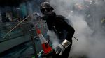 Akhir Pekan di Hong Kong Diwarnai Gas Air Mata Hingga Bom Molotov