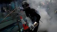 Namun tetap saja, kerumunan demonstran yang memakai kaos warna hitam ciri khas mereka dan membawa payung berwarna-warni, turun ke jalanan untuk beraksi. Unjuk rasa yang digelar setiap akhir pekan ini telah memasuki pekan ke-13 secara berturut-turut. Kai Pfaffenbach/Reuters.